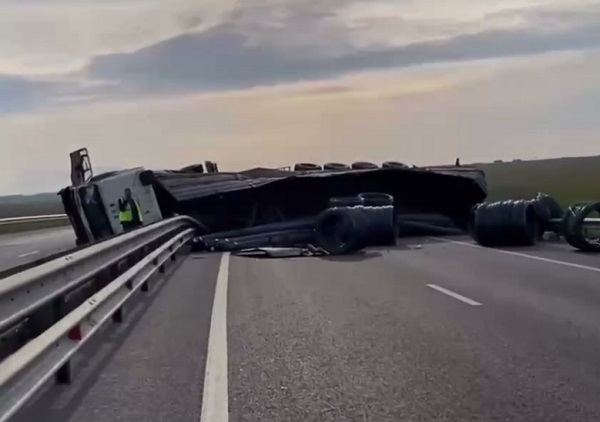 На трассе Таврида в Крыму перевернулась фура