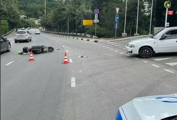 В Ялте при столкновении с автомобилем пострадал мопедист