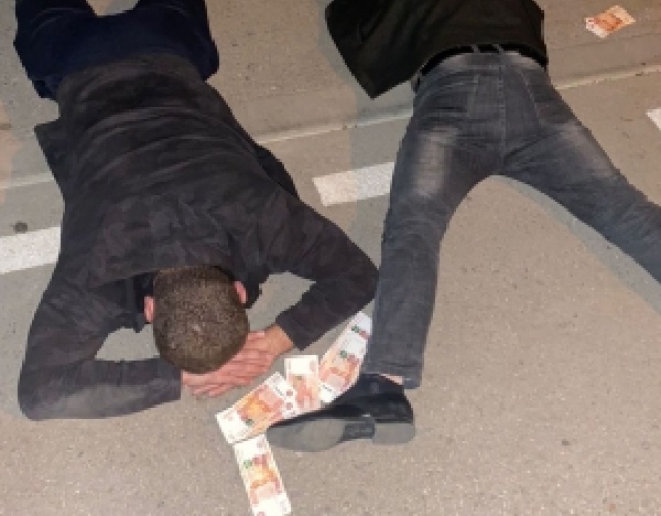 Симферопольские чиновники из числа борцов со стихийной торговлей погорели на взятке