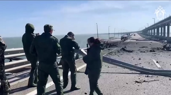 Три человека погибли при взрыве грузовика на Крымском мосту - СК