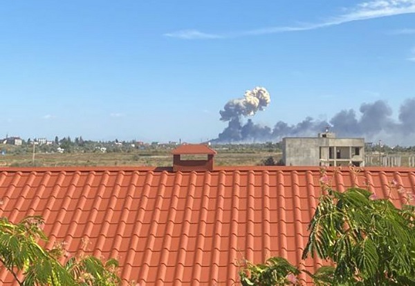 Очевидцы сообщают о серии взрывов на западе Крыма