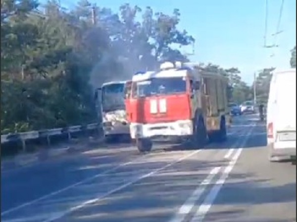 На трассе в районе ялтиyского поселка загорелся автобус