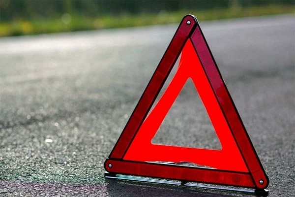 Два человека погибли в лобовом столкновении легковушки и грузовика в Крыму 