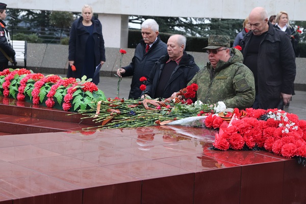На Холме Славы в Ялте прошло памятное мероприятие в честь Дня Героев Отечества