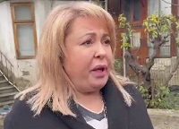 Движение в центре Ялты ограничено - сотрудники МЧС дополнительно проливают пострадавший от пожара дом