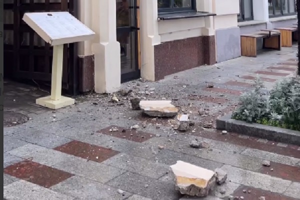 Обрушился фрагмент фасада здания на набережной Ялты