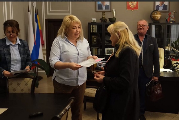 Еще 20 ялтинцам вручили документы на землю 
