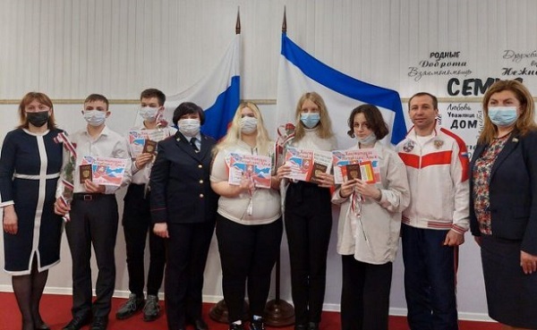 Юным ялтинцам вручили паспорта