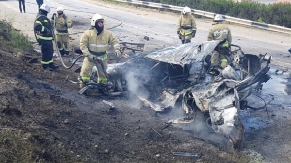 Автомобиль загорелся во время движения по трассе в Крыму