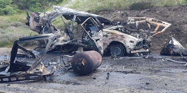 Возгорание газовых баллонов в движущемся автомобиле по трассе в Крыму: пострадали два человека