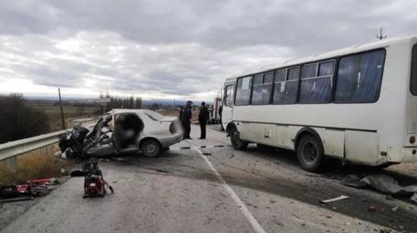 При столкновении пассажирского автобуса и автомобиля в Крыму погиб один человек