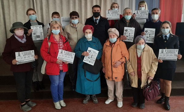 В Ялте полицейские проводят беседы с пожилыми людьми, чтобы уберечь их от влияния мошенников