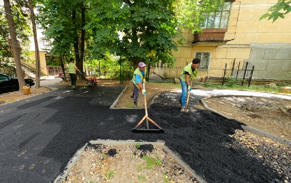 Благоустройство дворов в центре Ялты завершено на 55%, сроки сдачи объектов сдвинулись
