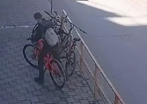 Подросток в Ялте украл оранжевый велосипед