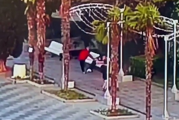 Уснувшая на скамейке на набережной Ялты девушка стала жертвой вора