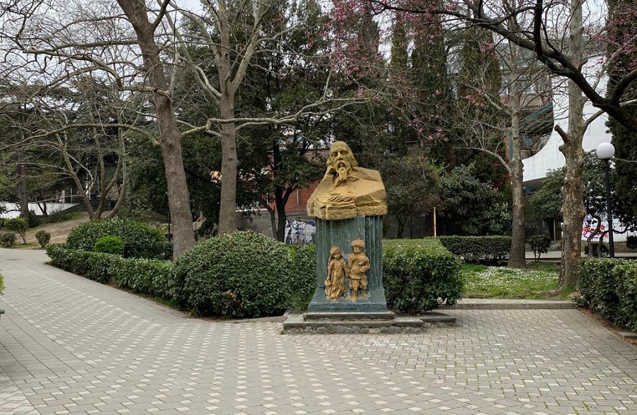 nekrasov pamyatnik1