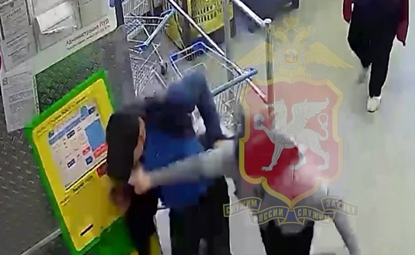 В Симферополе похититель алкоголя уходил из супермаркета "с боем"