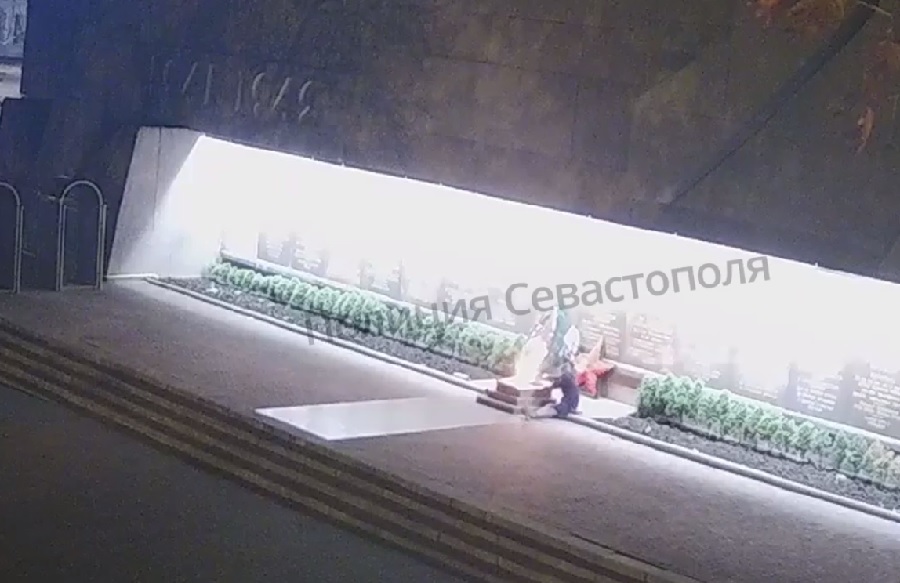 Пьяная женщина сожгла два венка в Вечном огне в Севастополе