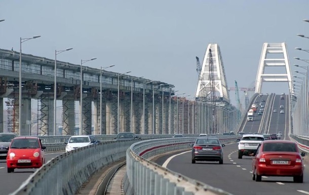 Досмотры автомобилей на Крымском мосту ускорят перед Новым годом