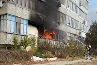 10 человек спасли огнеборцы при ликвидации пожара в многоквартирном доме в Феодосии