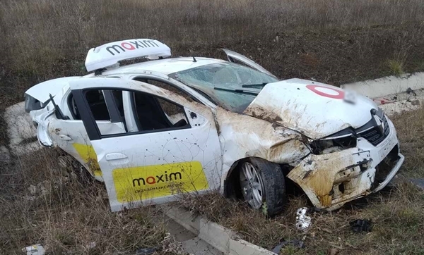 Автомобиль на трассе в Крыму съехал в кювет и перевернулся
