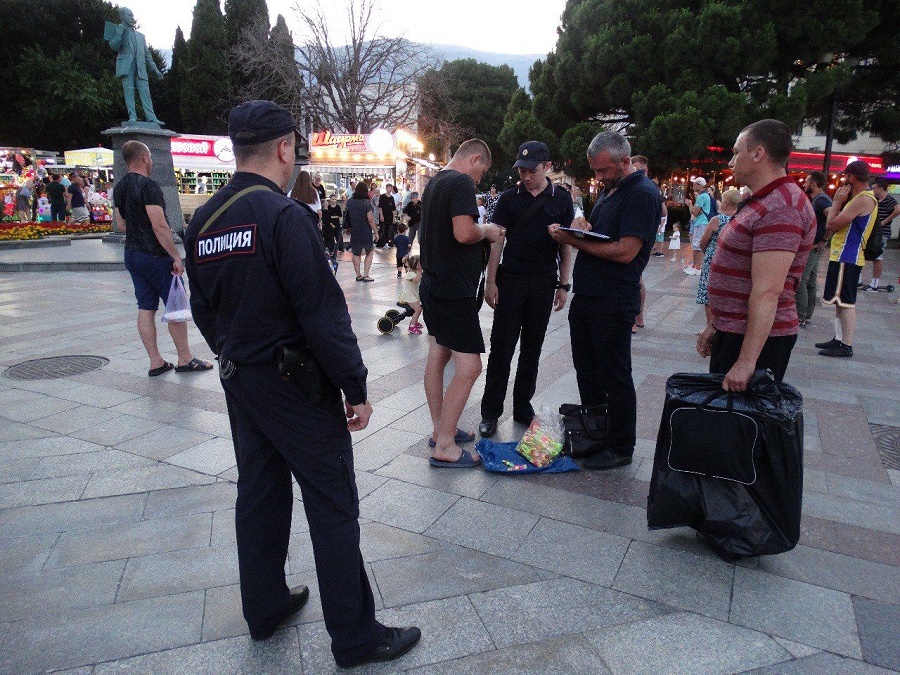 Полицейские и администрация Ялты провели совместный рейд