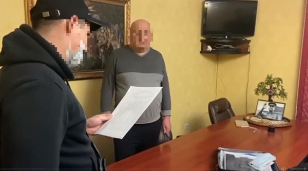 Двое «активных представителя криминалитета» вымогали у симферопольца 10 земельных участков