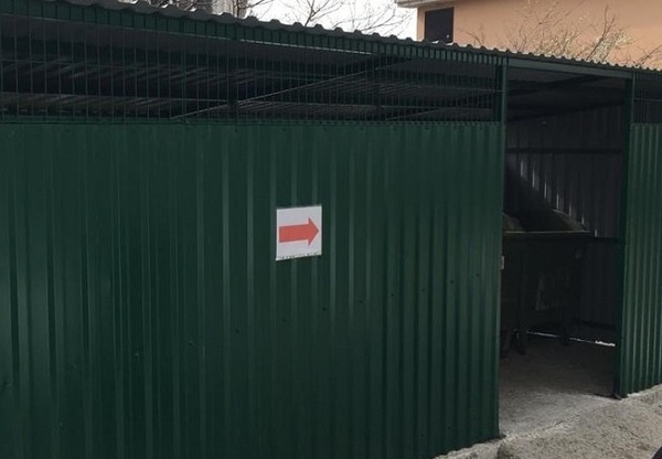 В Алупке постепенно устанавливают новые контейнерные площадки
