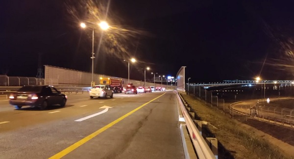 Движение автотранспорта по Крымскому мосту восстановлено в реверсивном режиме 