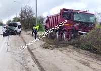 В Севастополе КамАЗ столкнулся в микроавтобусом, один человек погиб
