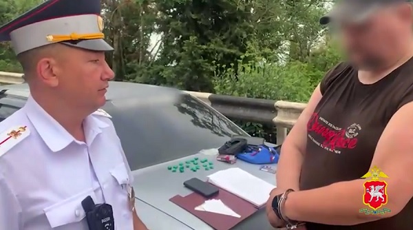 В Ялте у нервного водителя полицейские обнаружили наркотики