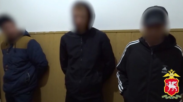 Крымские полицейские задержали восемь курьеров мошеннической схемы "Ваш родственник в беде" 