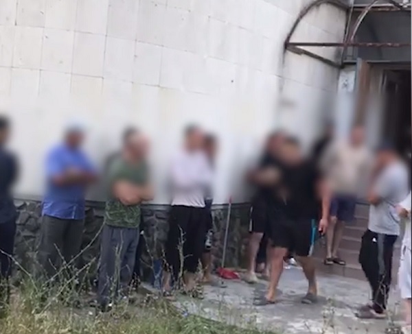 В Евпатории силовики выявили хостел с 37 незаконными мигрантами