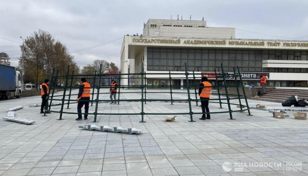В Симферополе начали монтировать главную новогоднюю елку