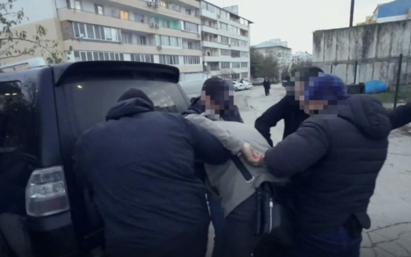 Сотрудники ФСБ задержали крымчанина по подозрению в госизмене