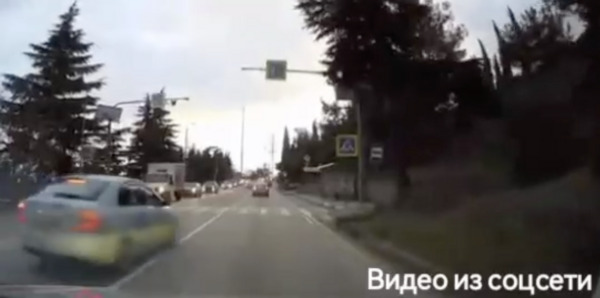 Водитель на иномарке не уступил дорогу пешеходам - нарушителя нашли по видео в соцсети