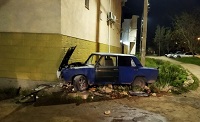 В Севастополе автомобиль врезался в стену жилого дома, за рулем был 17-летний парень