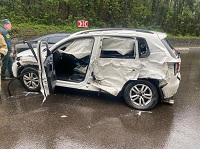 На трассе в Ялте грузовик столкнулся с легковым автомобилем