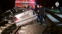 Поезд столкнулся с такси в Крыму: погибли мать с двумя детьми и водитель