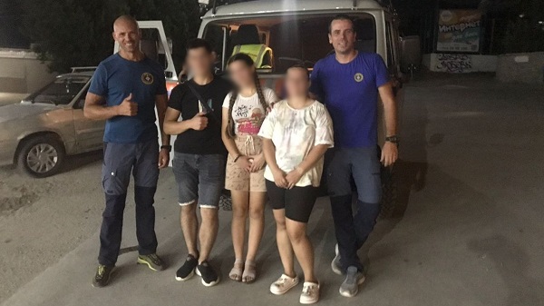Спасатели эвакуировали троих туристов с опасного склона горы под Судаком