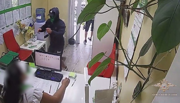 Двое мужчин в Ялте совершили разбойное нападение на микрокредитную компанию