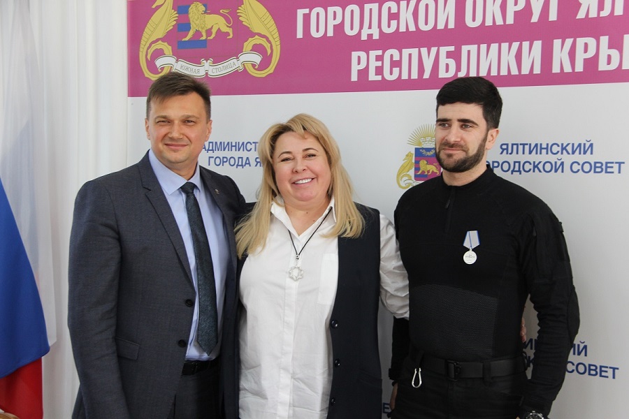 В Ялте медалью "За отвагу" наградили участника СВО