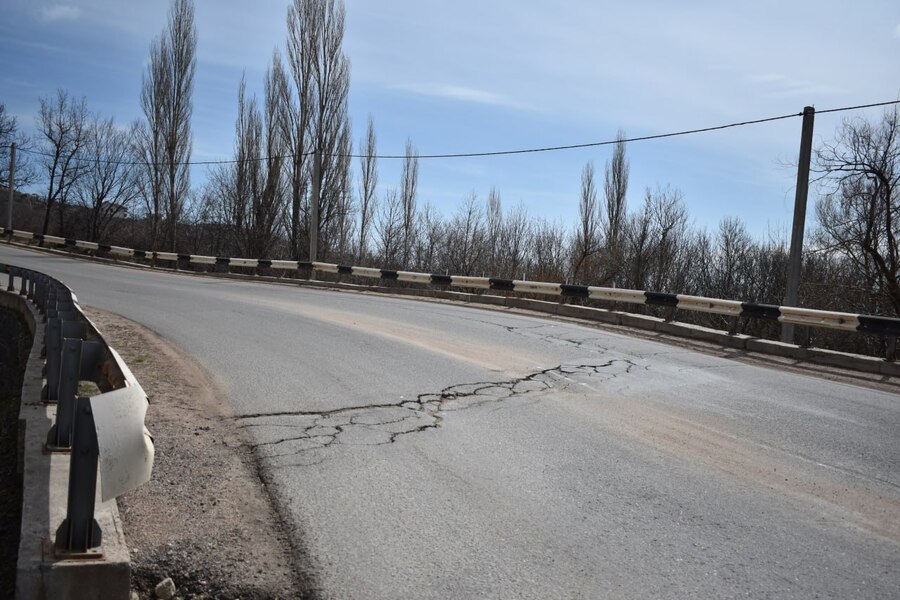 treshina na doroge luchistoe 1